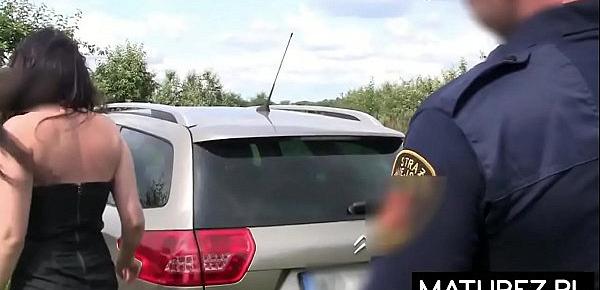  Polskie Mamuśki - MILF wyruchana przy samochodzie przez dwóch strażników miejskich, mąż się nie dowie